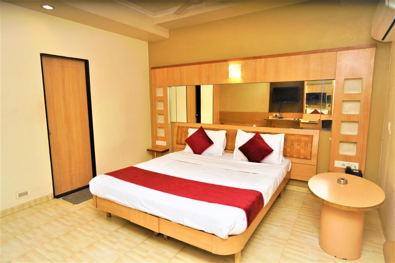 New Hotel Europa Inn ราชโกฎิ ภายนอก รูปภาพ