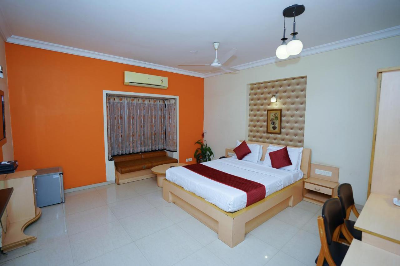 New Hotel Europa Inn ราชโกฎิ ภายนอก รูปภาพ