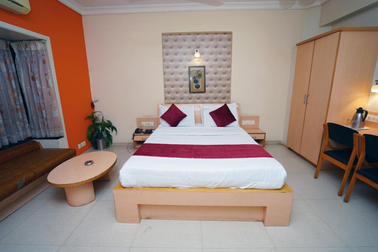 New Hotel Europa Inn ราชโกฎิ ภายนอก รูปภาพ