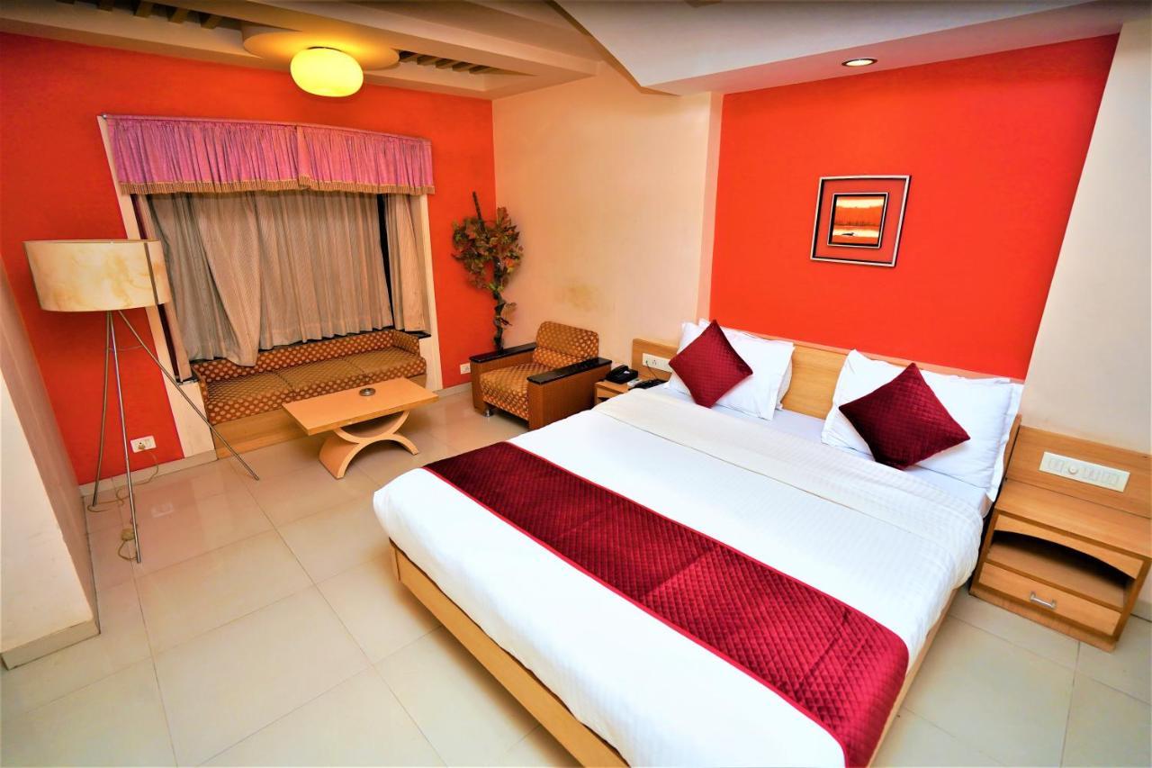 New Hotel Europa Inn ราชโกฎิ ภายนอก รูปภาพ