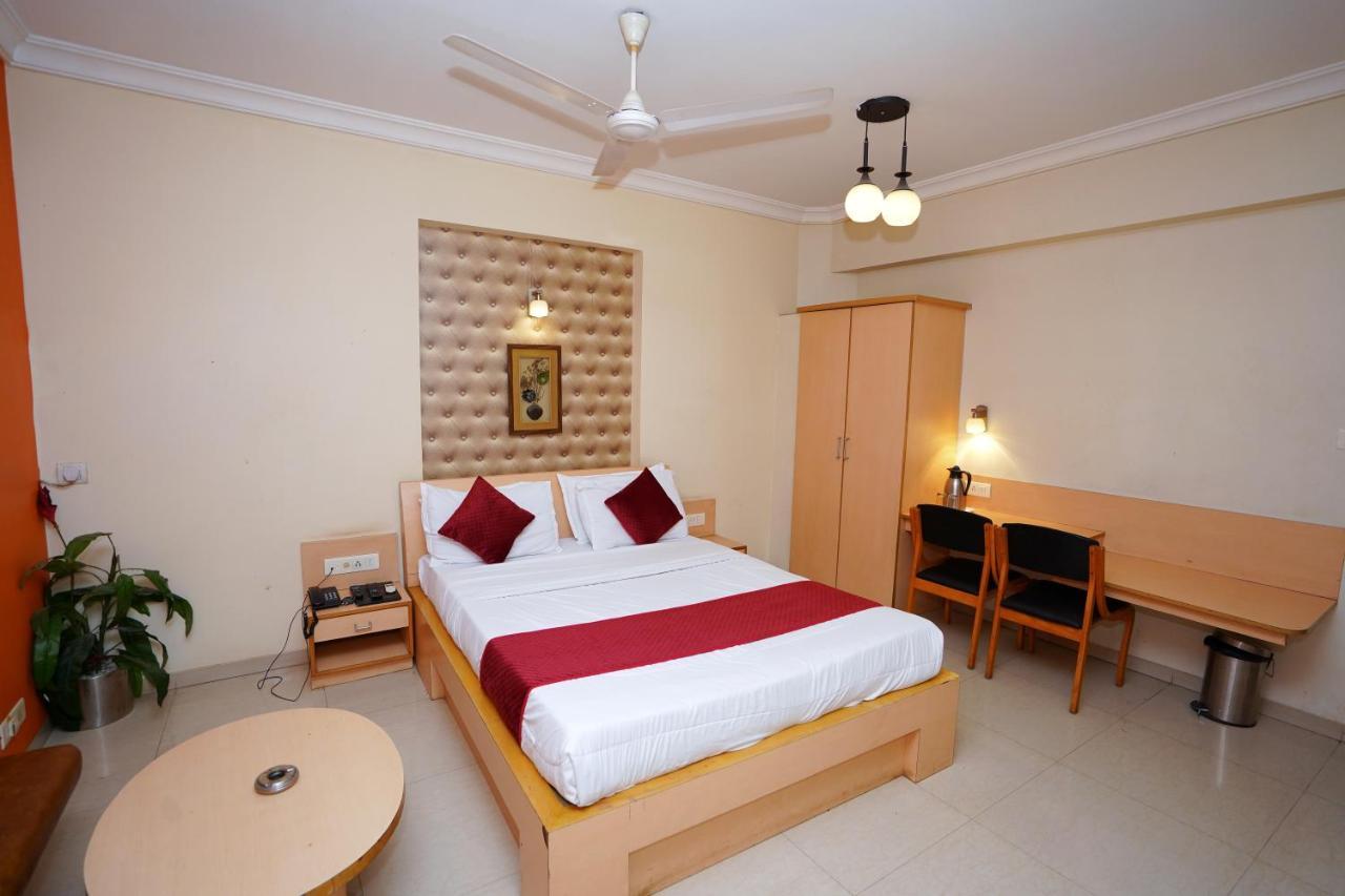 New Hotel Europa Inn ราชโกฎิ ภายนอก รูปภาพ