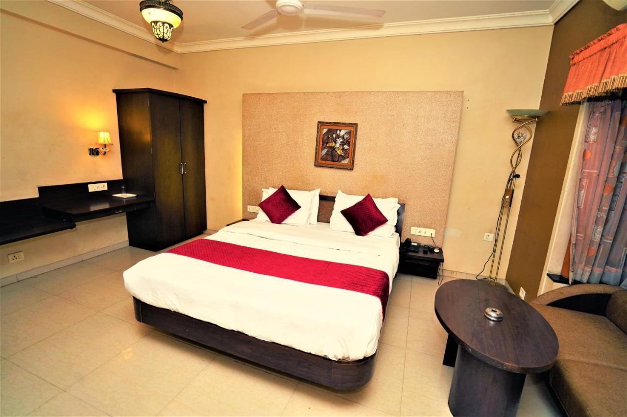New Hotel Europa Inn ราชโกฎิ ภายนอก รูปภาพ