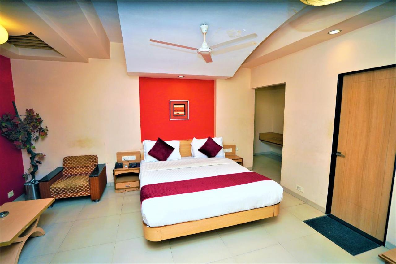New Hotel Europa Inn ราชโกฎิ ภายนอก รูปภาพ