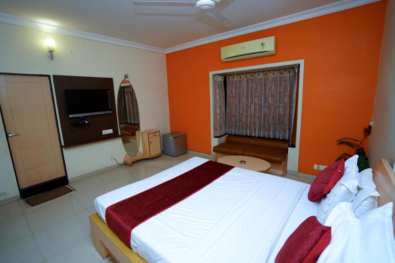 New Hotel Europa Inn ราชโกฎิ ภายนอก รูปภาพ