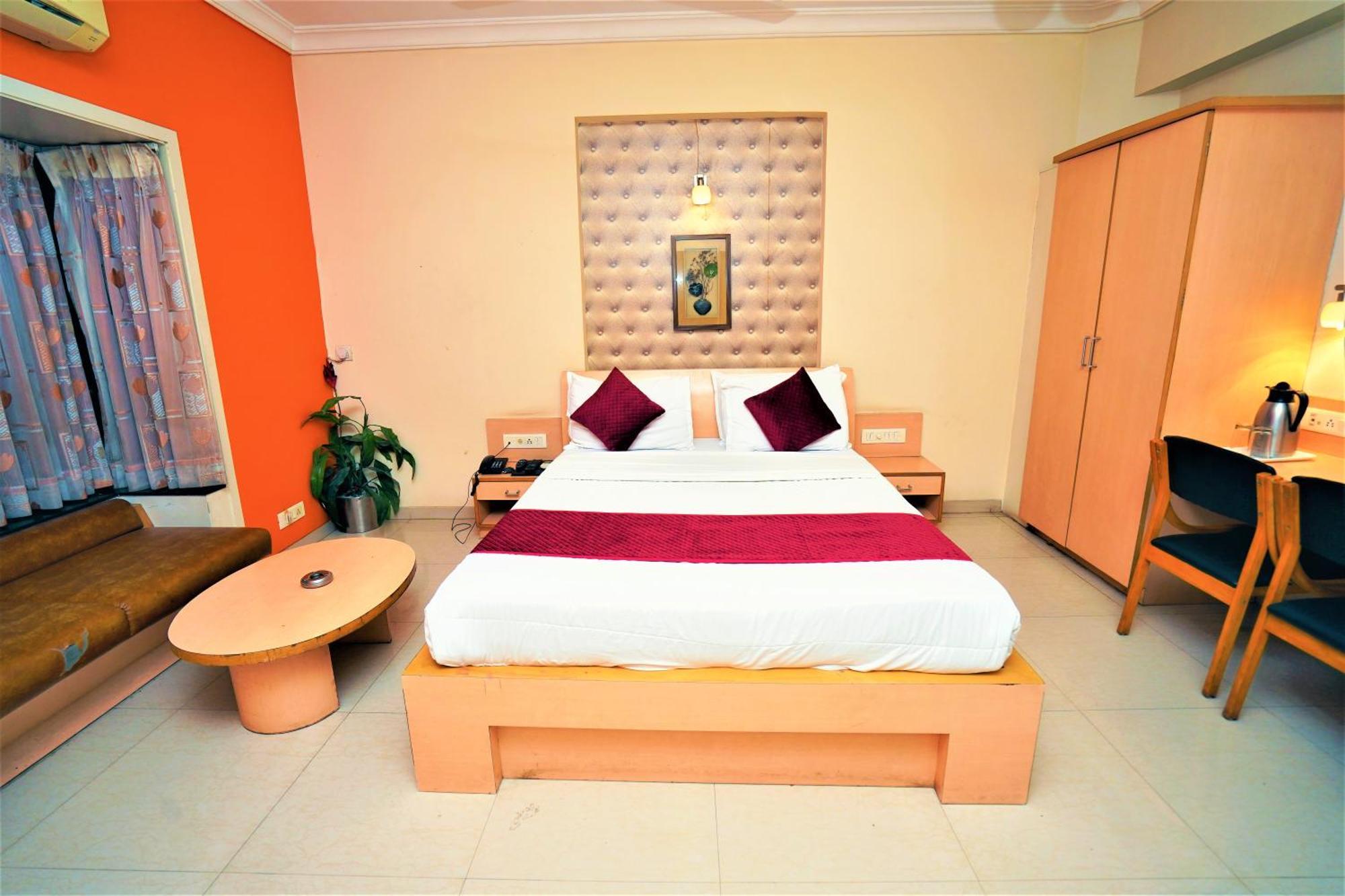 New Hotel Europa Inn ราชโกฎิ ภายนอก รูปภาพ