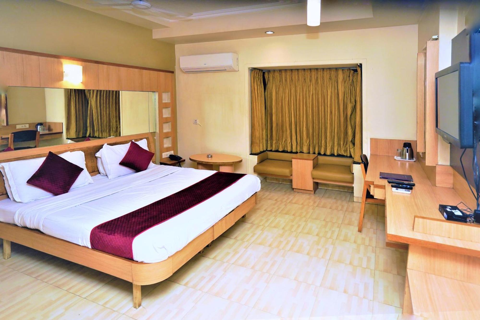 New Hotel Europa Inn ราชโกฎิ ภายนอก รูปภาพ