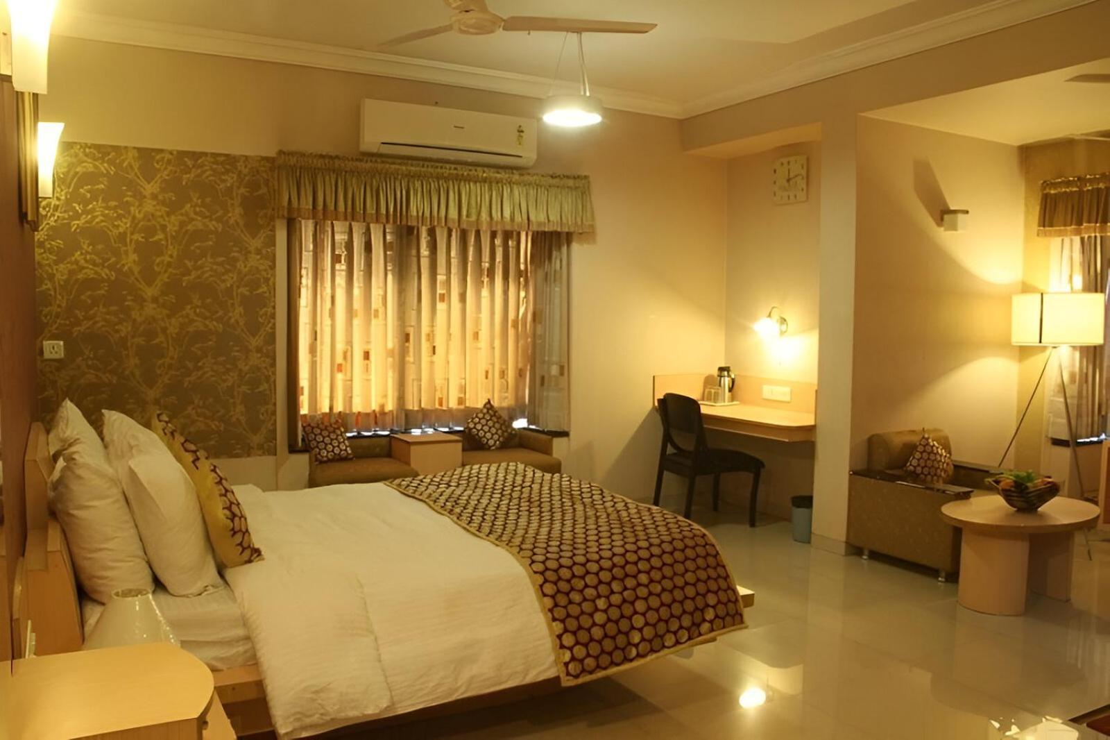 New Hotel Europa Inn ราชโกฎิ ภายนอก รูปภาพ