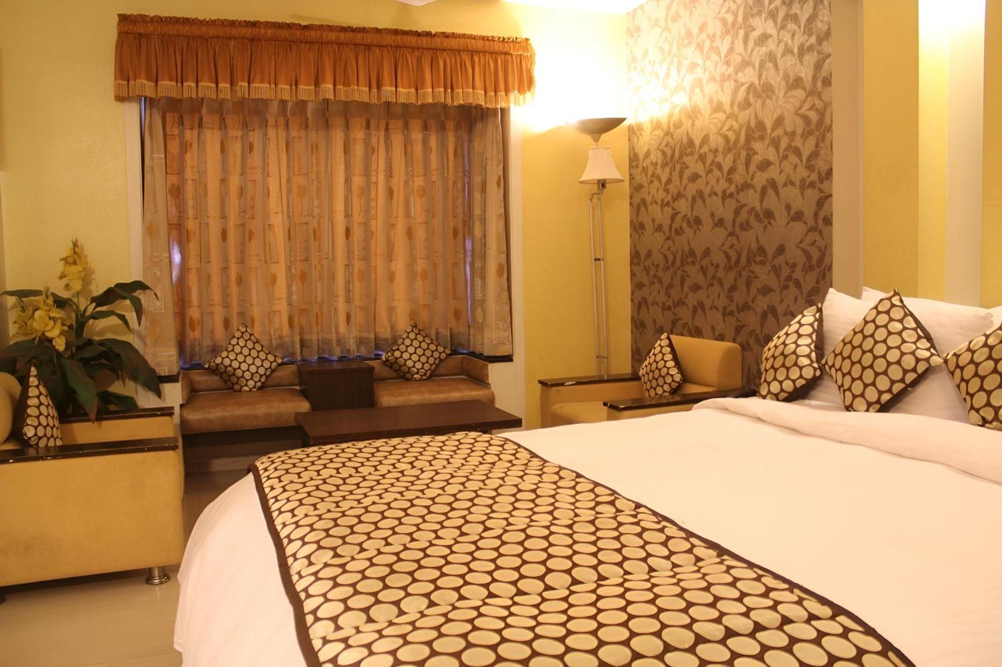 New Hotel Europa Inn ราชโกฎิ ภายนอก รูปภาพ